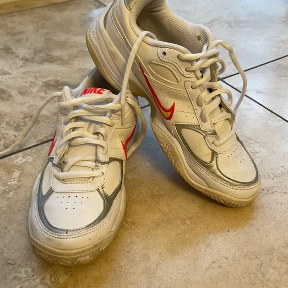 Nike. Size 6.5 color white & Gary - Picture 7 of 9